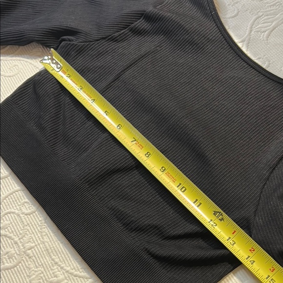 Elegant Black Ribbed Long Sleeve CropTop. Medium. - Picture 5 of 6